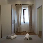 Laura 特罗吉尔